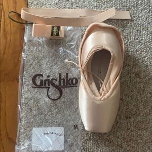 Grishko pointe shoes with ribbon and elastic